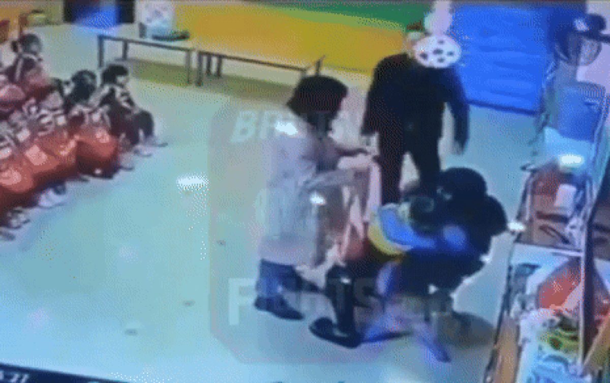 Tận mắt thấy con bị bạo hành, người cha 'tác động vật lý' cô giáo ngay tại lớp học Ảnh 2