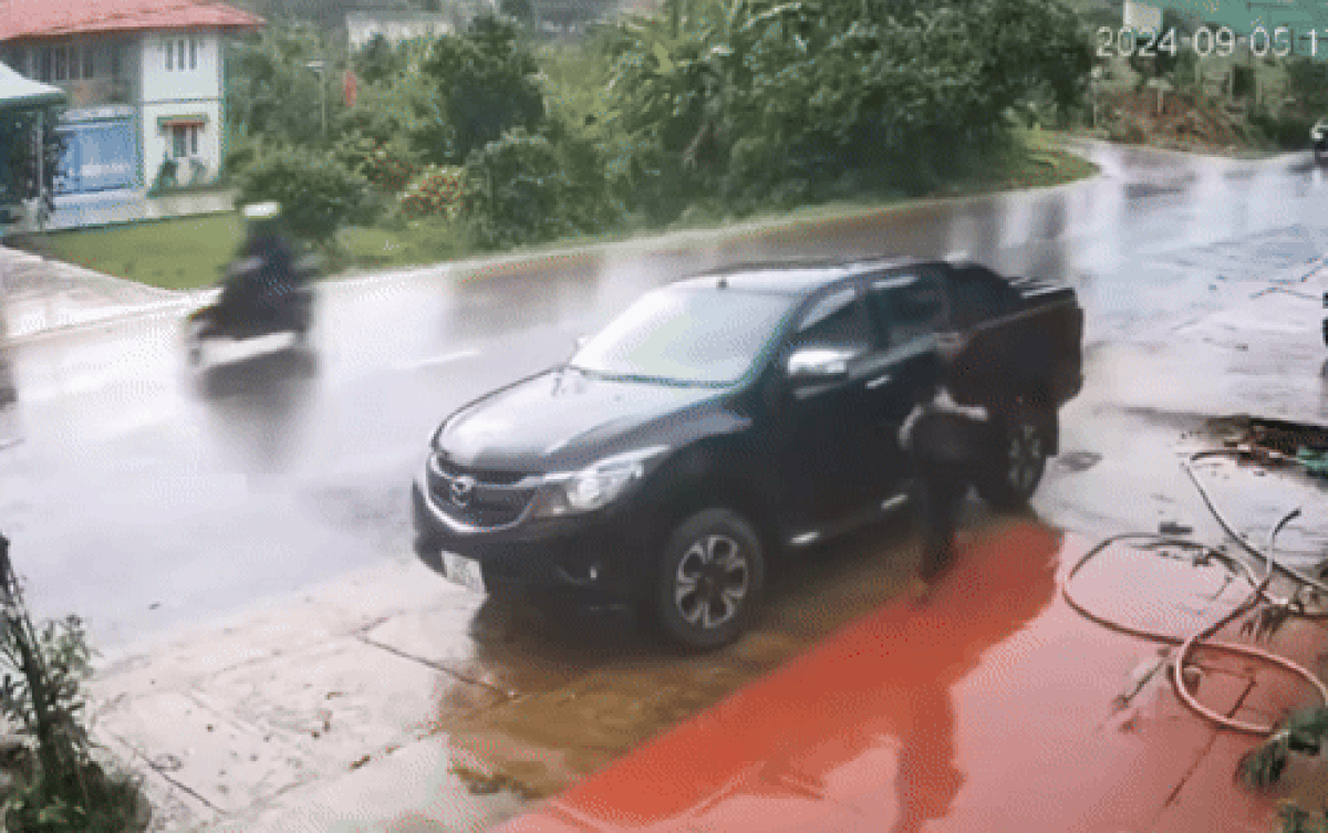 Vừa xuống xe ô tô, nam thanh niên dở khóc dở cười với liên tiếp 3 'kiếp nạn' Ảnh 2