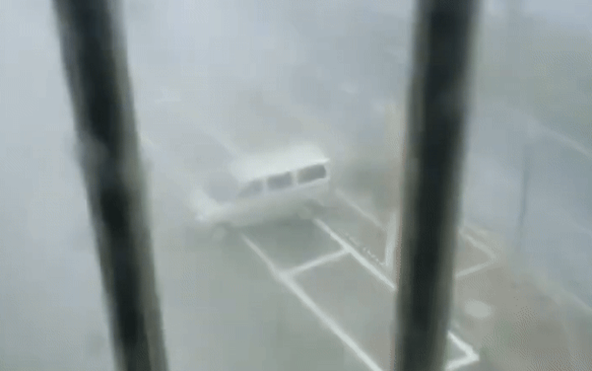 Bão Yagi kinh hoàng tại Trung Quốc: Hơn 400 nghìn người di dời, xe hơi bị thổi bay như đồ chơi Ảnh 2