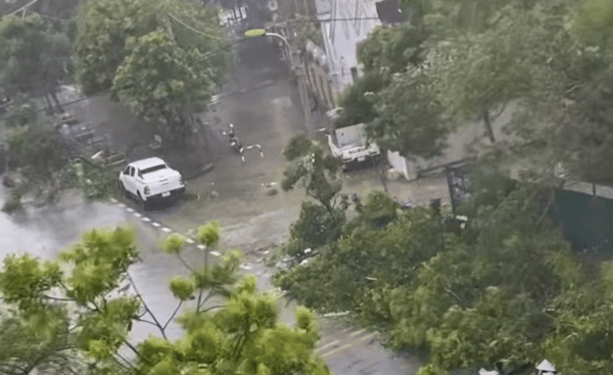 Bão số 3 'càn quét' Hà Nội, Hà Đông mưa dông rất lớn Ảnh 2