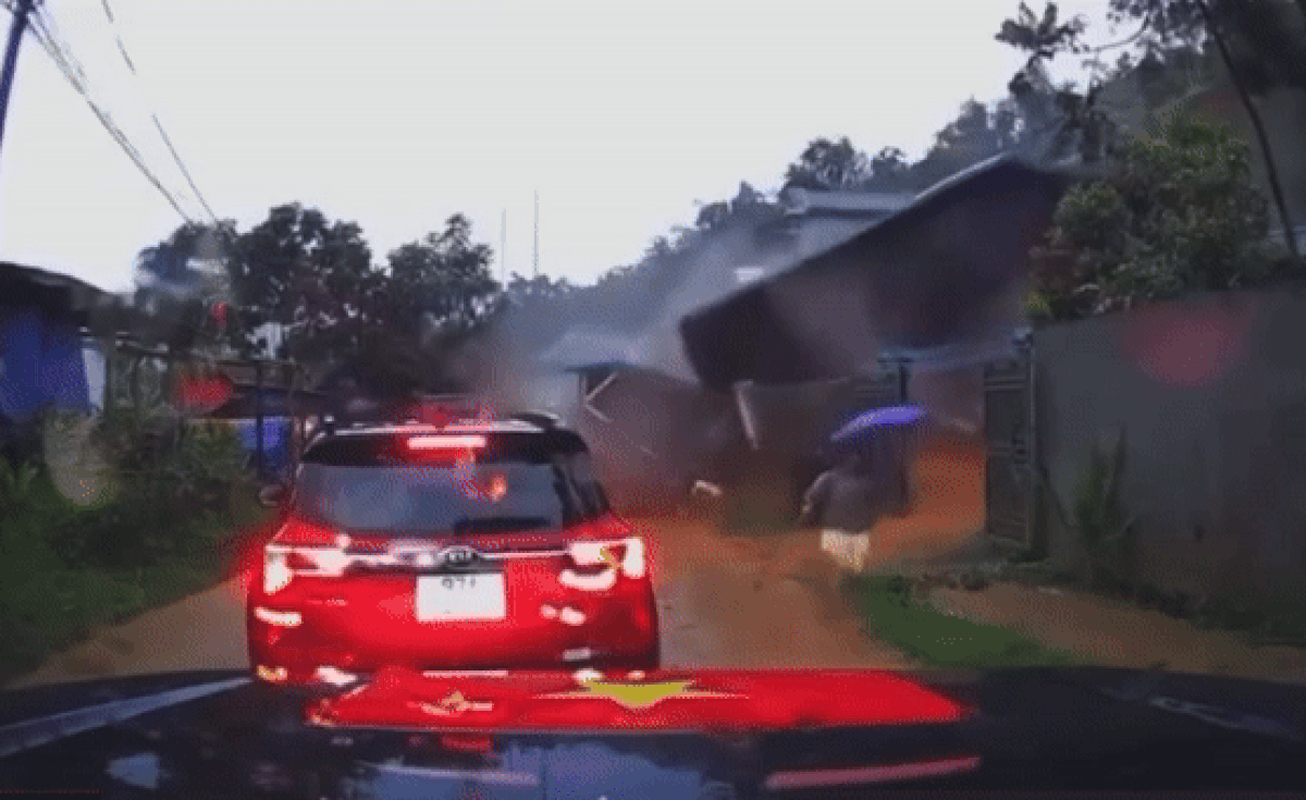 Thót tim khoảnh khắc ngôi nhà hai tầng đổ sập, người phụ nữ thoát chết trong gang tấc Ảnh 2