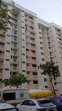 Lên tầng 10 chung cư để lau cửa sổ, người phụ nữ bất ngờ 'gặp nạn' Ảnh 2