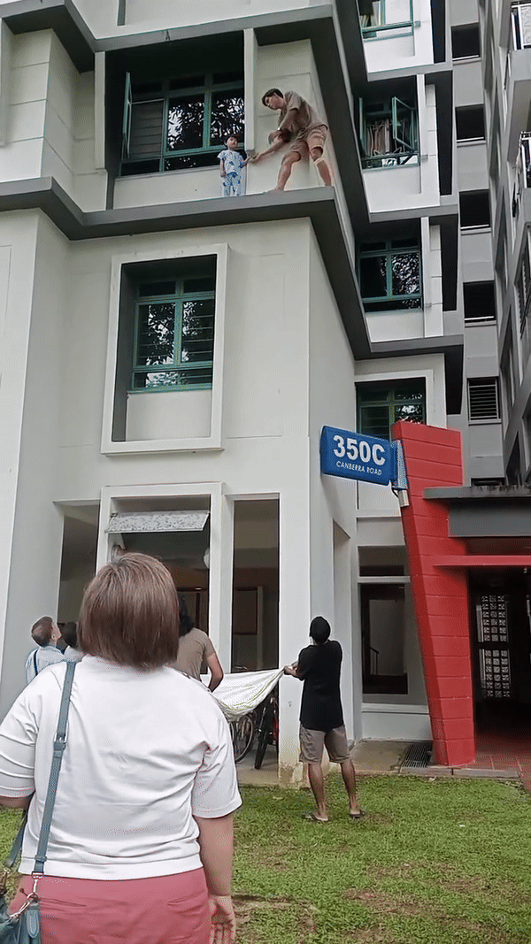 Lên tầng 10 chung cư để lau cửa sổ, người phụ nữ bất ngờ 'gặp nạn' Ảnh 4