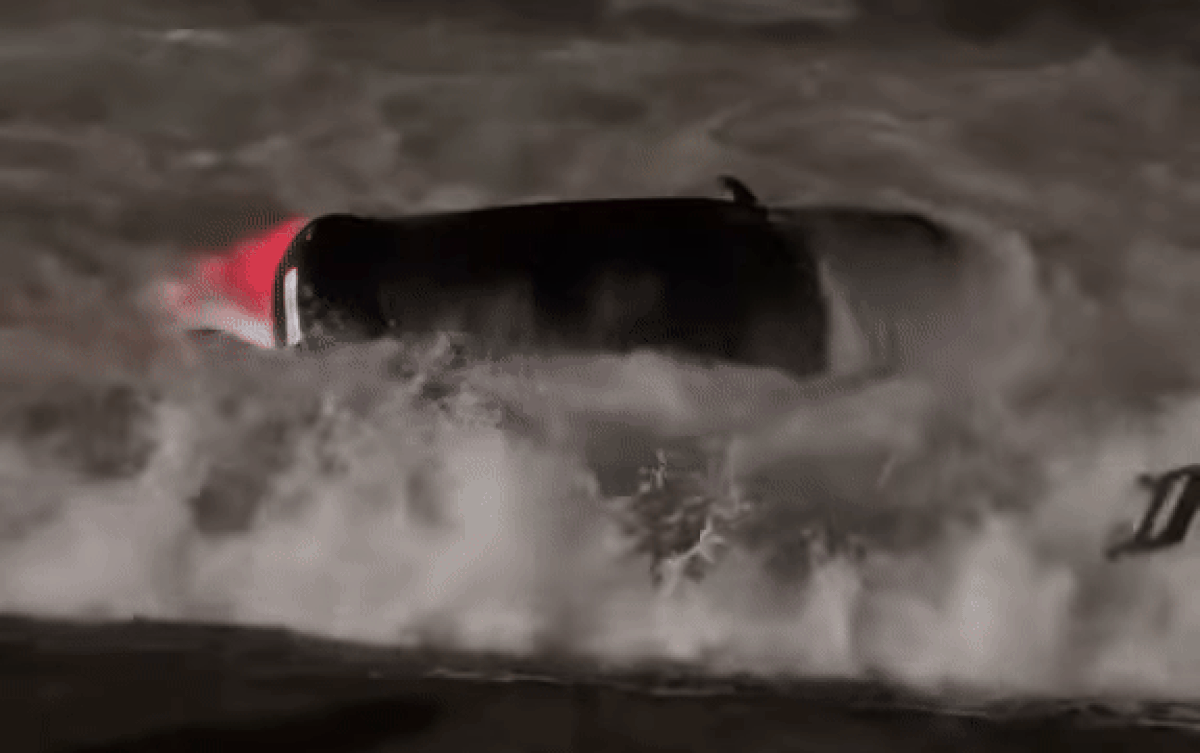 Diễn biến bất ngờ vụ xe Mercedes chở 5 người lao xuống biển Nha Trang Ảnh 2