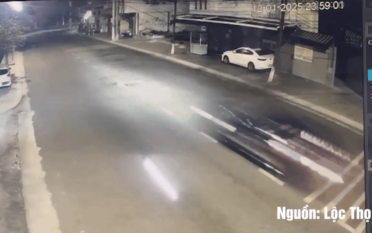 Camera ghi lại khoảnh khắc Mercedes chở 5 người lao vút xuống biển Nha Trang Ảnh 2