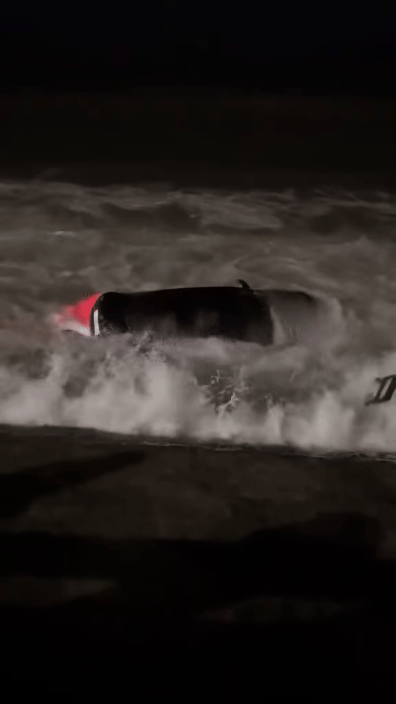 Chiếc ô tô rơi xuống biển được người dân ghi lại