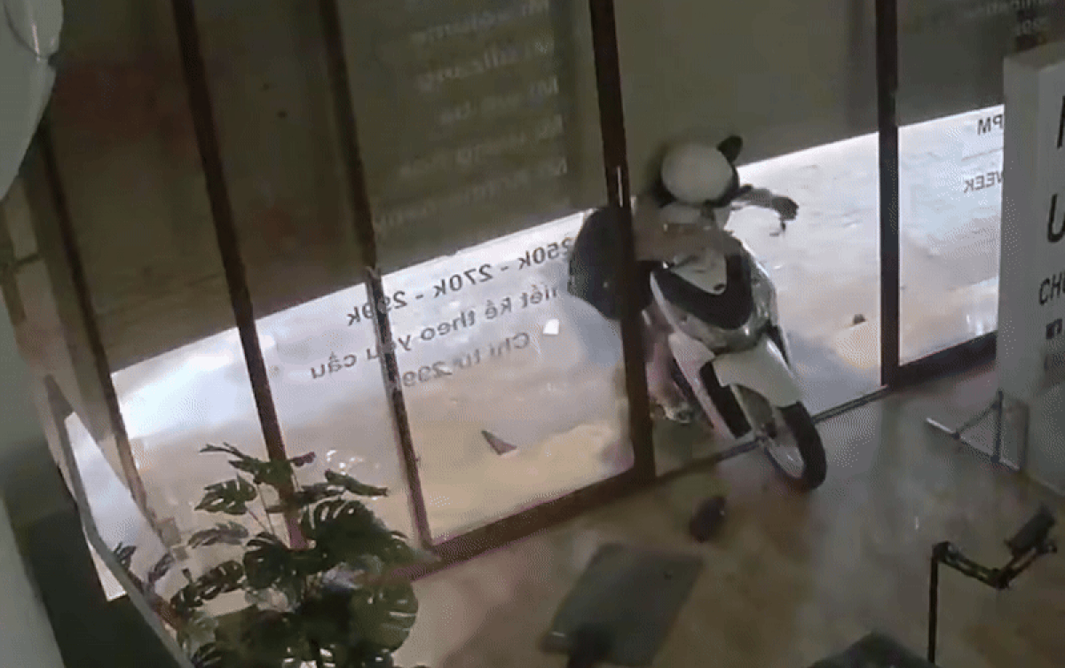 Chưa ra khỏi nhà đã bấm đóng cửa cuốn, cô gái gặp cái kết khiến ai cũng thót tim Ảnh 2