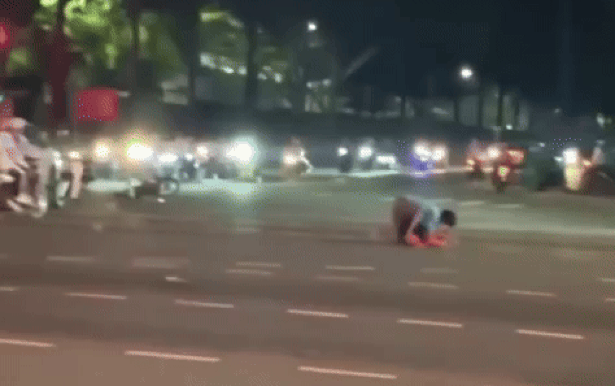 Người đàn ông bị đánh túi bụi sau va chạm ở Bình Dương: Clip hiện trường gây bức xúc Ảnh 2