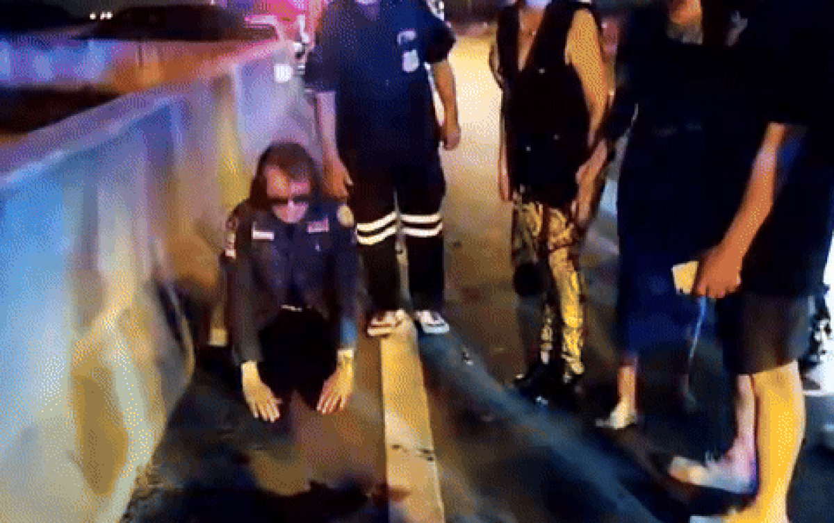 Nam ca sĩ tông xe khiến hai chị em ruột qua đời, bần thần đến dự đám tang nạn nhân Ảnh 1