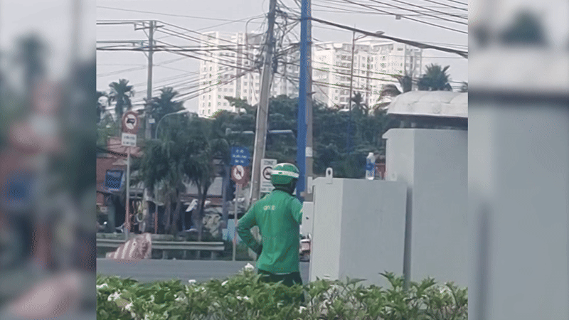 Hình ảnh người đàn ông tự ý điều chỉnh đèn tín hiệu giao thông được lan truyền trên mạng xã hội. Ảnh cắt từ clip