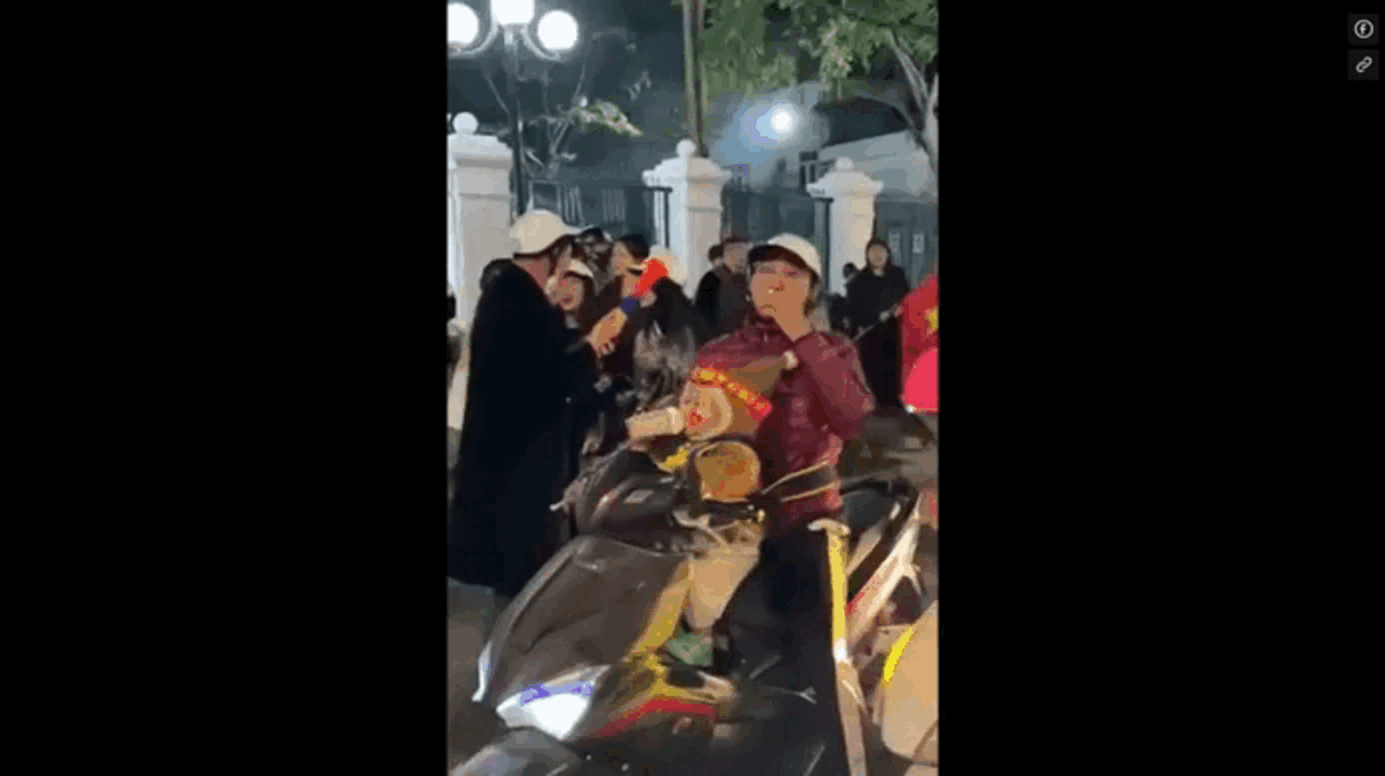 Được bố chở 'đi bão' mừng chiến thắng của tuyển Việt Nam, em bé khiến cả cõi mạng cười ngất Ảnh 2