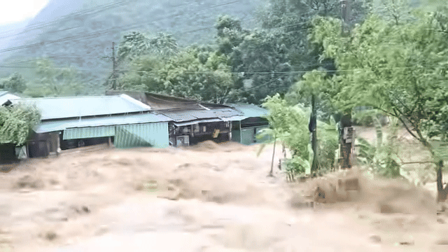 Nước lũ cuồn cuộn đổ về xã Trung Hạ, Thanh Hoá.