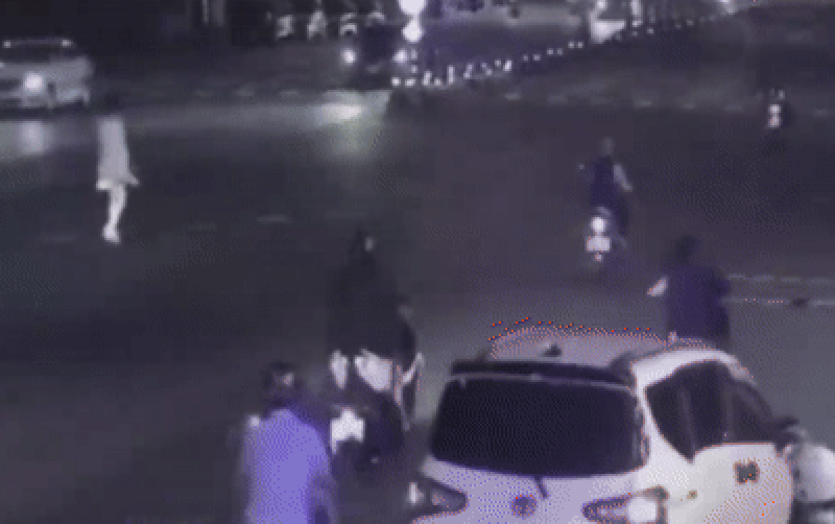 Cô gái mặc đồ trắng nhảy múa giữa phố khiến người dân hoảng sợ, báo cảnh sát Ảnh 2