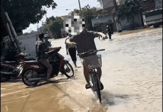 Chàng trai buông cả hai tay khỏi ghi đông xe. Ảnh cắt từ clip. (Nguồn: JQuyn)