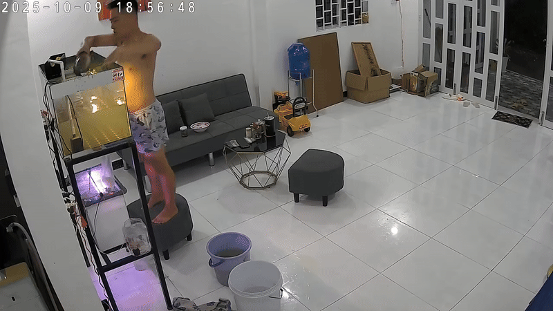 Một trong những lần nam thanh niên làm con cá tuột khỏi tay. Ảnh cắt từ clip/Nguồn: Bác Ba Phi