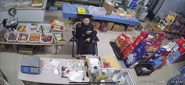 Hoá ra, anh chàng đã đập tay, đập chân trúng 2 chiếc bẫy chuột mà anh đặt khi nãy.