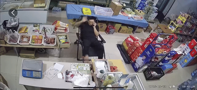 Thanh niên vừa đập tay, đập chân xuống bàn thì mắt trợn tròn, người cứng đờ.