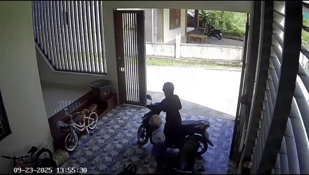 Bé gái xuống xe lấy áo khoác thì mẹ đã phóng xe đi vèo vèo.