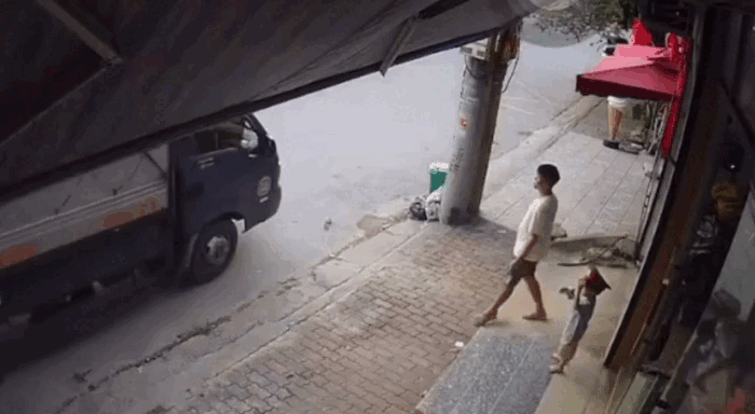 Lốp xe tải ép trúng một hòn đá, bắn văng vào cửa kính. Ảnh cắt từ clip. (Nguồn: Hải Âu)