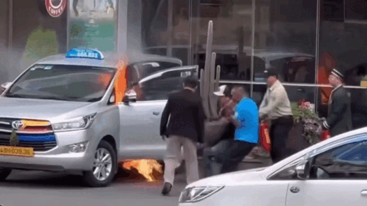 Vụ cháy xảy ra trước Khách sạn Golf Valley. Ảnh cắt từ clip. (Nguồn: Tin nhanh 360)