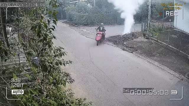 Nữ sinh phóng xe đạp điện tông người đàn ông vừa đi ra giao lộ, dân tình rôm rả bàn luận lỗi thuộc về ai? Ảnh 1