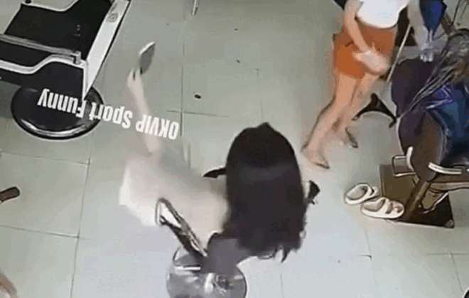 Khoảnh khắc cô gái thực hiện một cú xoay ghế. Ảnh cắt từ clip. (Nguồn: Okvip Sport Funny)