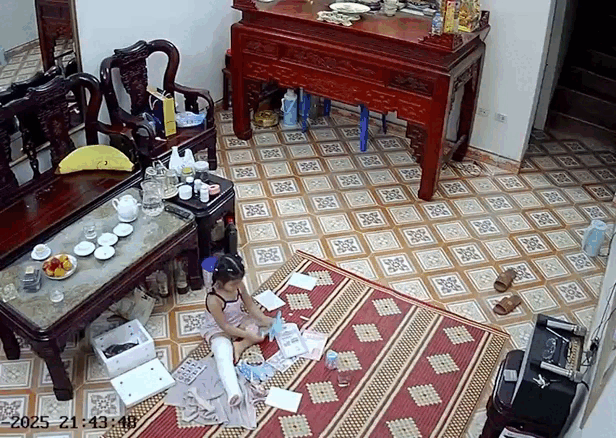 Búp măng non đang ngồi chơi một mình...