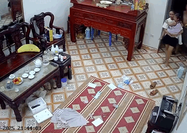 Vẻ mặt ấm ức như vừa bị bắt nạt của búp măng non khiến ai nấy 'cười ra nước mắt'.