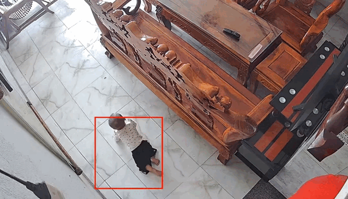  Em bé đang bò trong phòng khách. Ảnh cắt từ clip. (Nguồn: Sunny Kiều)