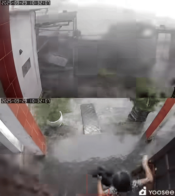 Chỉ ít giây sau đó, lốc xoáy quét qua khiến căn nhà trở nên tan tác. Ảnh cắt từ clip/Nguồn: Nguyễn Văn Tân 91