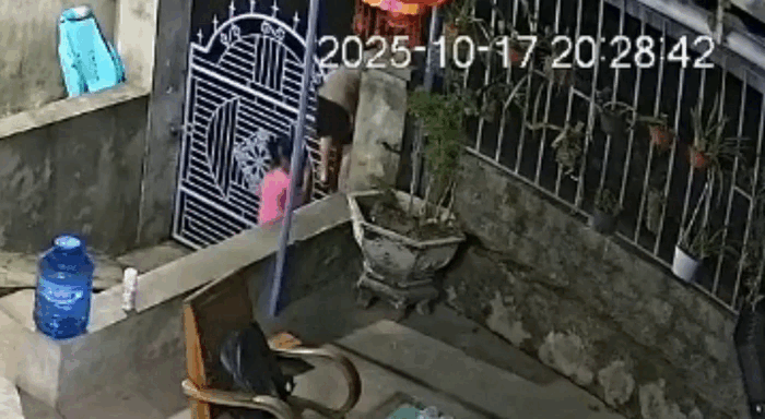 Hình ảnh bé trai trèo cổng. Ảnh cắt từ clip. (Nguồn: nganlai93)