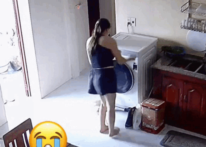 Hình ảnh chú mèo nhảy vọt lên, vung móng cào cô gái. Ảnh cắt từ clip. (Nguồn: Maii Hưng)