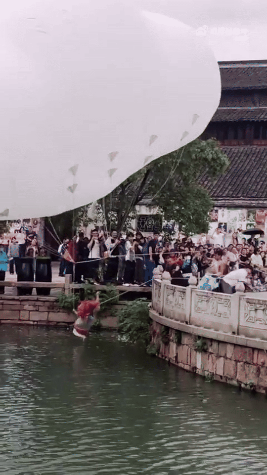 Do gió to nên nữ diễn viên gặp sự cố, rớt xuống hồ nước. (Ảnh từ Weibo)