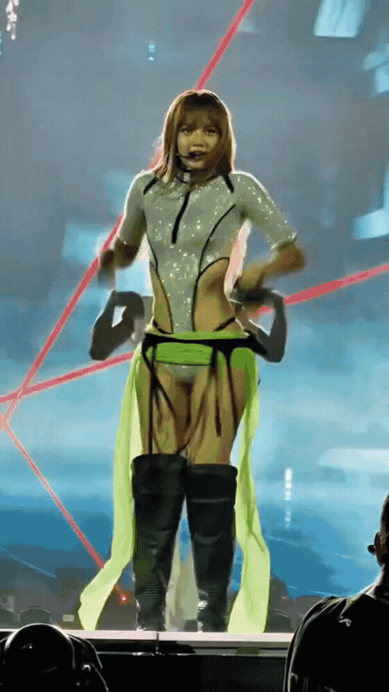 Ai đứng sau loạt trang phục hở hang đến 'nhức mắt' của Lisa? Ảnh 1