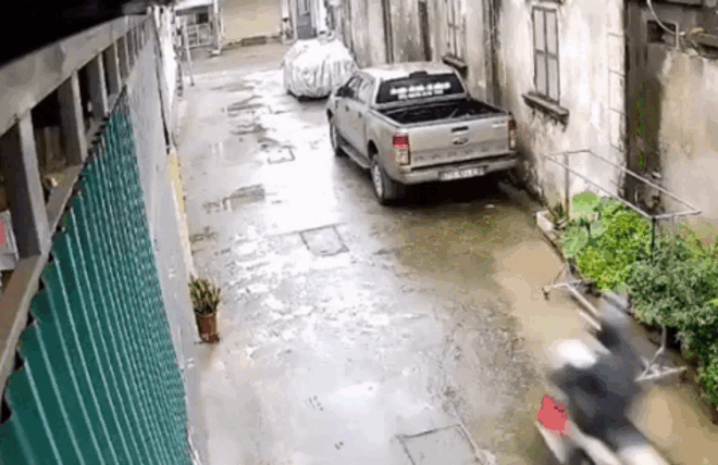 Hình ảnh cô gái bị chó đuổi. Ảnh cắt từ clip. (Nguồn: Sênh Dâu)