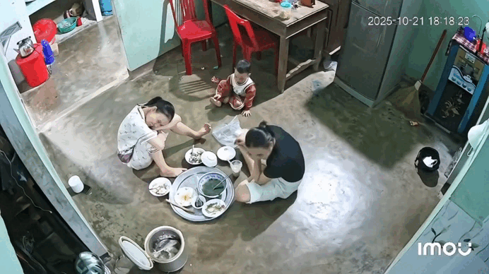 Bé trai ngồi im re một chỗ sau khi vừa gây ra lỗi. Ảnh cắt từ clip. (Nguồn: hocsinhnghiemtucc)