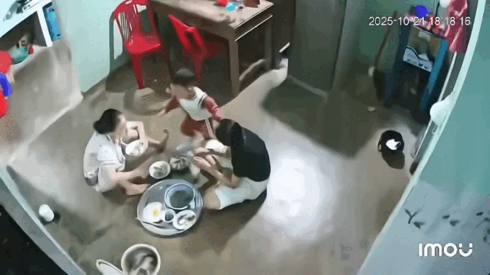 Bé trai vô tình giẫm vào đĩa. Ảnh cắt từ clip. (Nguồn: hocsinhnghiemtucc)