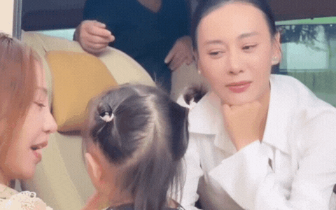 Hình ảnh Quỳnh Kool chơi đùa với ái nữ nhà Phương Oanh gây sốt (Ảnh: FBNV). 