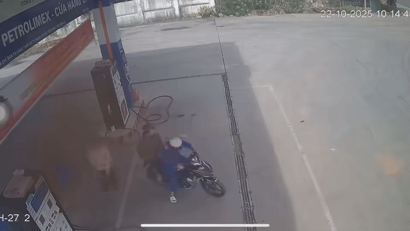 Nhân viên cây xăng sau đó phải 'ship vợ cho khách'.