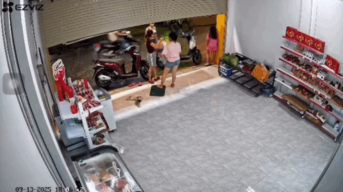 Hình ảnh người mẹ và bé gái đang đứng trước cửa nhà. Ảnh cắt từ clip. (Nguồn: Cecilia Tranloan)