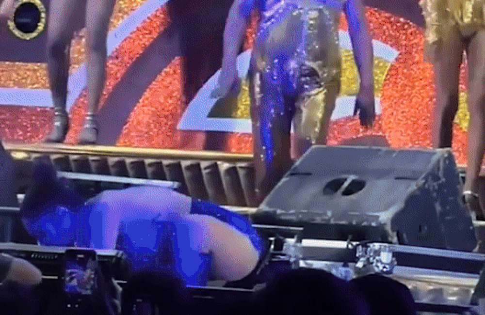 Nữ ca sĩ bị người đàn ông kéo xuống sân khấu sàm sỡ, tức giận hủy show tại chỗ rồi bỏ về Ảnh 3