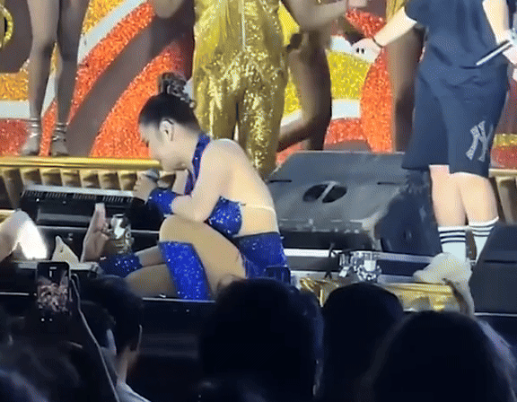 Nữ ca sĩ bị người đàn ông kéo xuống sân khấu sàm sỡ, tức giận hủy show tại chỗ rồi bỏ về Ảnh 2