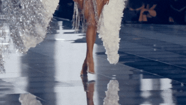 Nữ siêu mẫu bị chê bai khi diễn nội y, phải gửi lời xin lỗi tới khán giả Ảnh 3