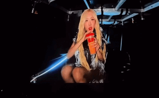 &nbsp;Rosé uống trà Thái. Ảnh cắt từ clip. (Nguồn: iuro.1102)