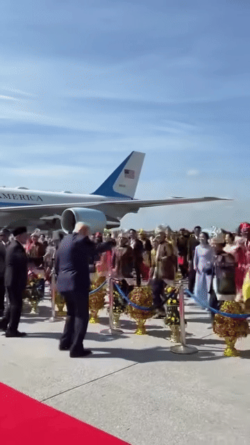 Clip: Ông Trump nhảy múa khi vừa đáp máy bay ở Malaysia Ảnh 1