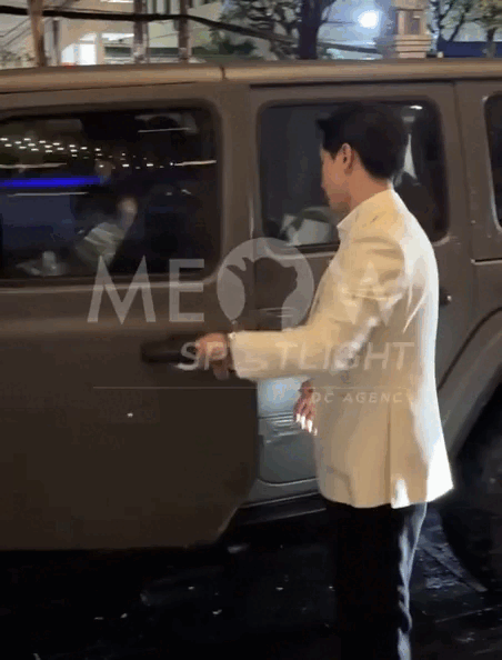 Chồng thiếu gia lái xe tiền tỷ hộ tống Á hậu Quỳnh Châu sau hôn lễ. Ảnh cắt từ clip. (Nguồn: Meow Spotlight)