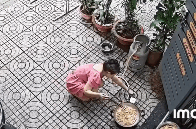 Cảnh con mèo bất ngờ rơi từ trên cao xuống, trúng chảo dầu. Ảnh cắt từ clip. (Nguồn: Hóng 247)