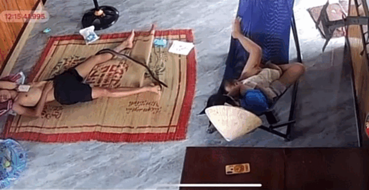 Nam thanh niên phát hiện ra có rắn bò qua người. Ảnh cắt từ clip. (Nguồn: Duy Dân Dã)
