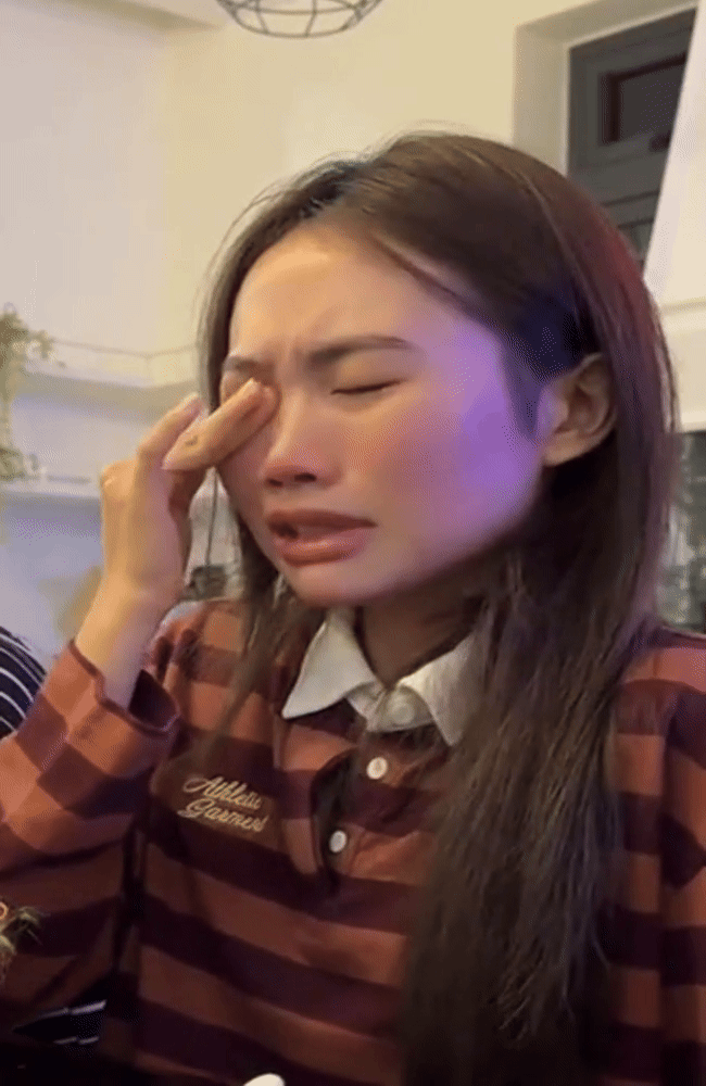 Phương Mỹ Chi bỗng bật khóc khi trải lòng cùng anh chị em thân thiết