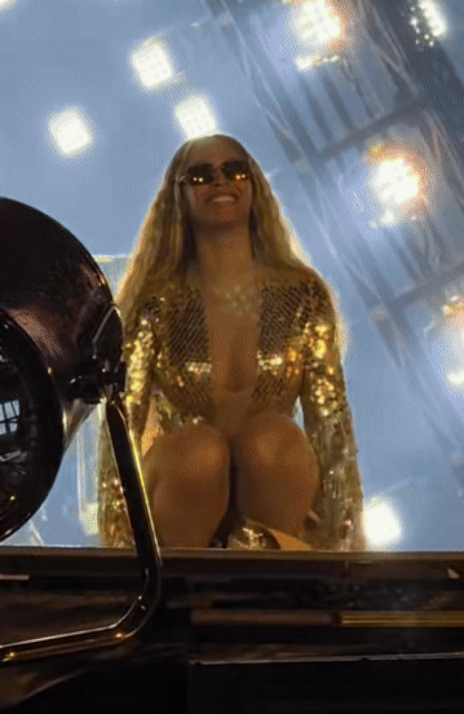 Nữ ca sĩ bị đứt váy trước hàng nghìn khán giả, phải khép nép ngồi xuống để kéo lên Ảnh 3